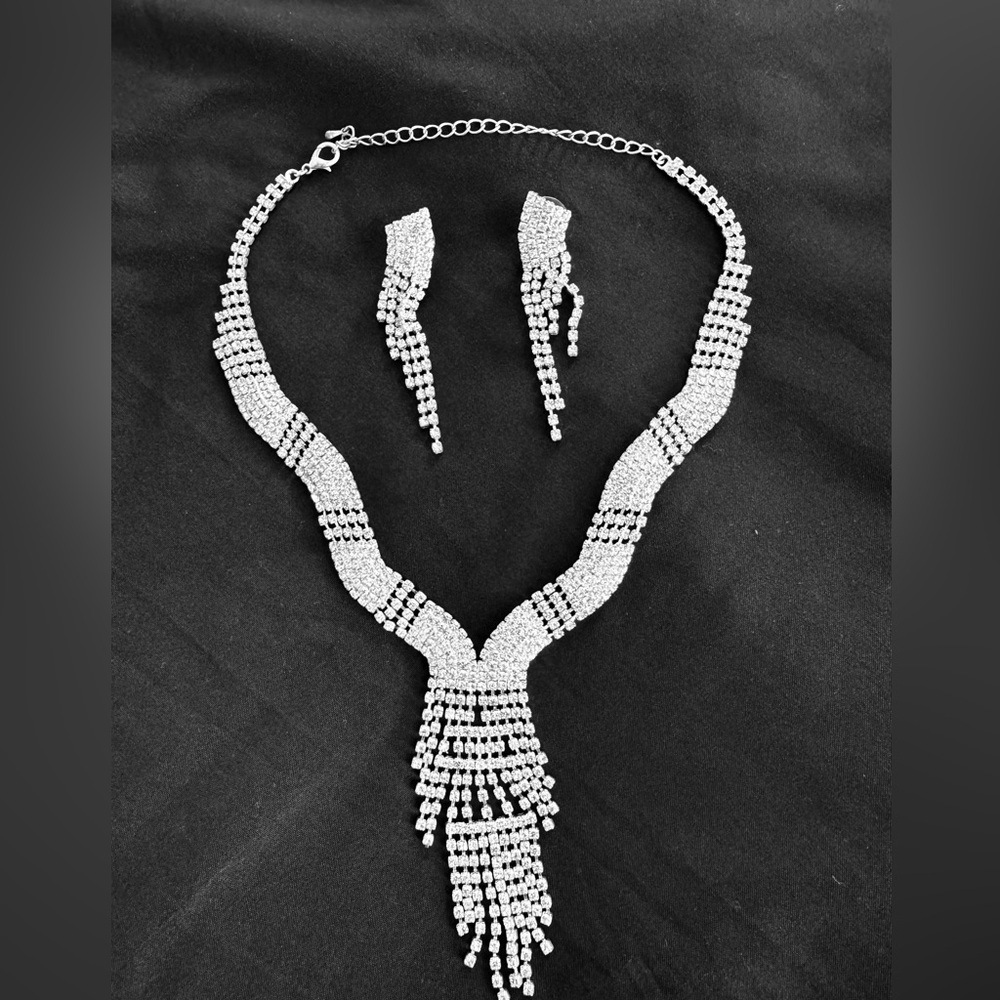 Elegant Silver Necklace and Earring Set 🦋
